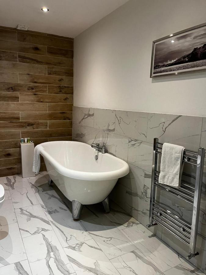 West End -Stunning, 2 Bedroom, Main Door Flat With Private Parking Glasgow Bagian luar foto