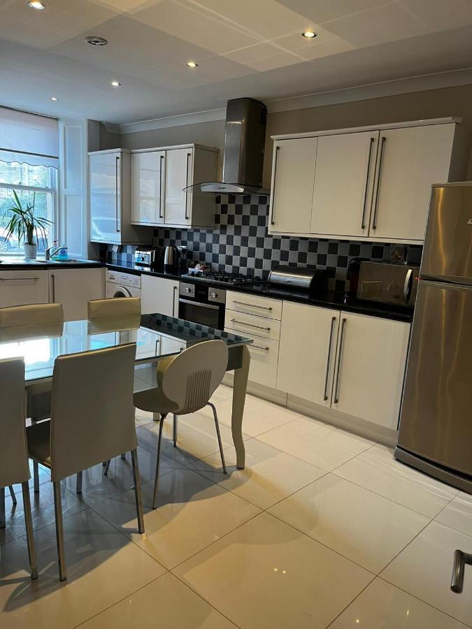 West End -Stunning, 2 Bedroom, Main Door Flat With Private Parking Glasgow Bagian luar foto